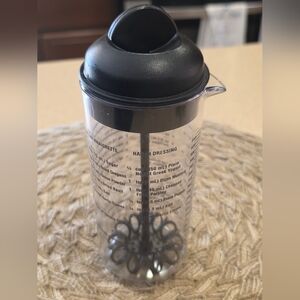 The Pampered Chef Measure Mix & Pour Salad Dressing Mixer Maker USA